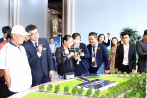Khách hàng tham quan mô hình dự án Precia.