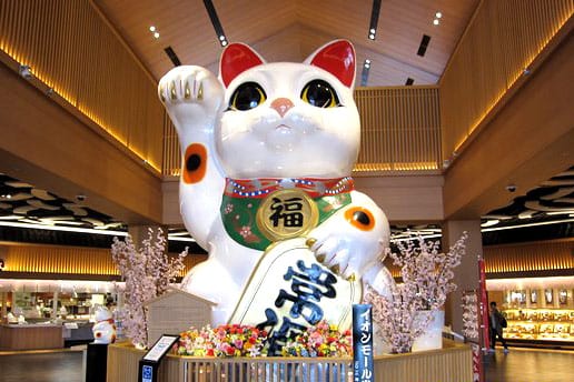 Tượng mèo may mắn Nhật Bản lớn nhất Việt Nam