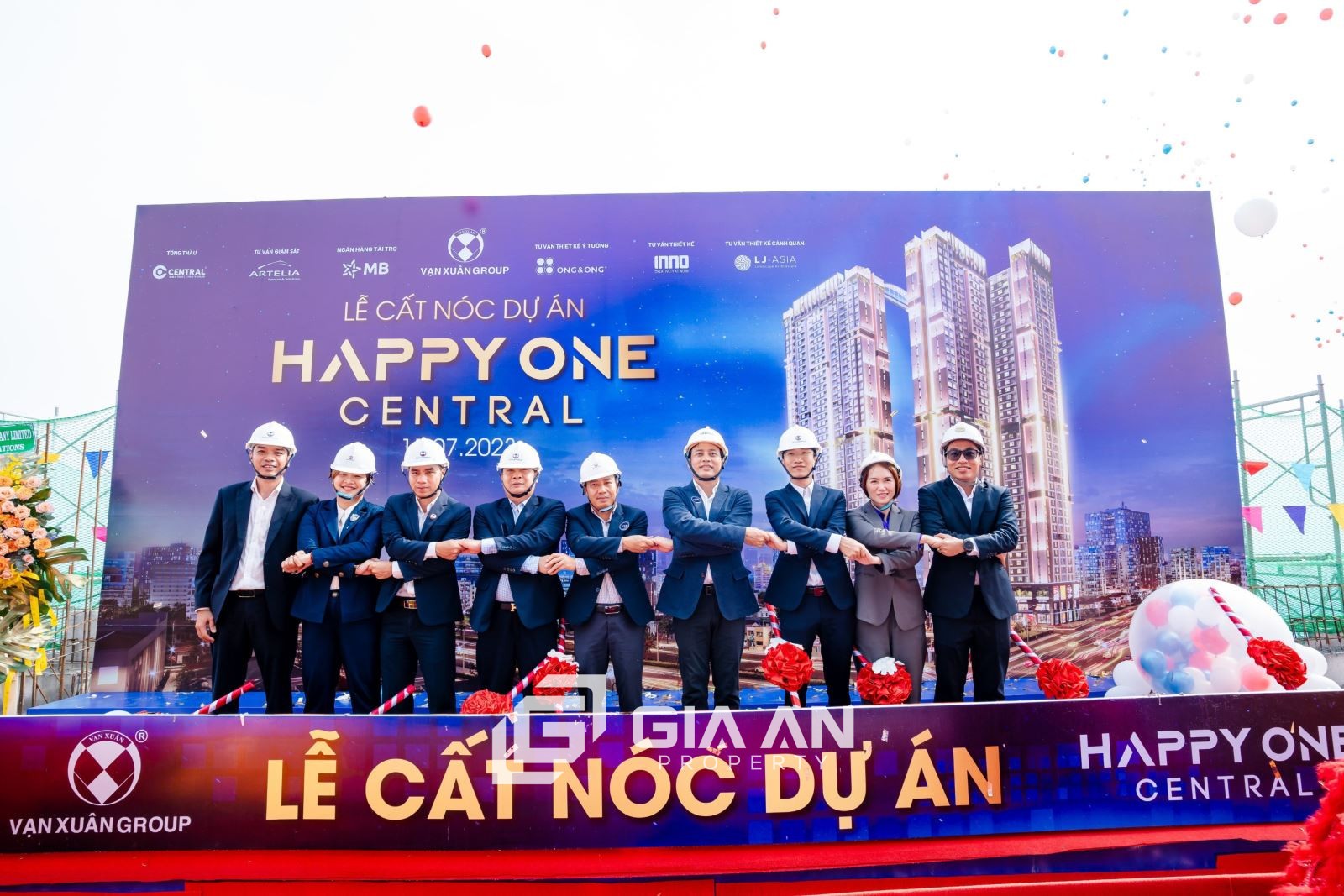 Vạn Xuân Group tổ chức lễ cất nóc tại dự án Happy One Central